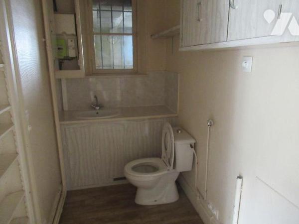A Vendre à Sainte Savine idéalement situé proche des commerces. A découvrir cette maison en bri...