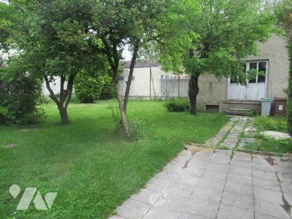 A Vendre à Sainte Savine idéalement situé proche des commerces. A découvrir cette maison en bri...
