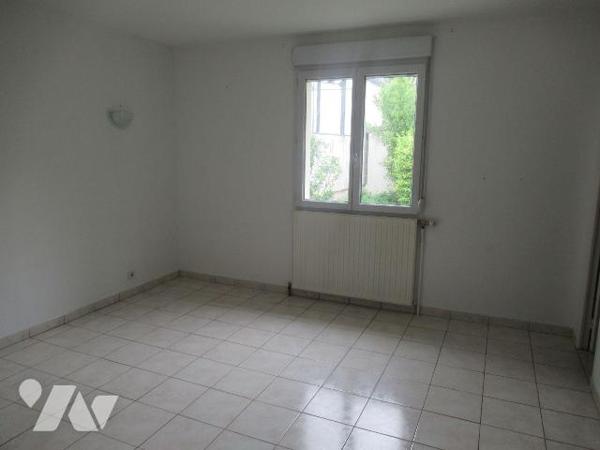 A Vendre à Sainte Savine idéalement situé proche des commerces. A découvrir cette maison en bri...