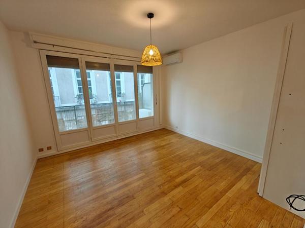 Studio 20m²  Balcon de 6m², DPE C , clim réversible ,  hyper centre , 2ieme etage, parquet, balcon , rénové