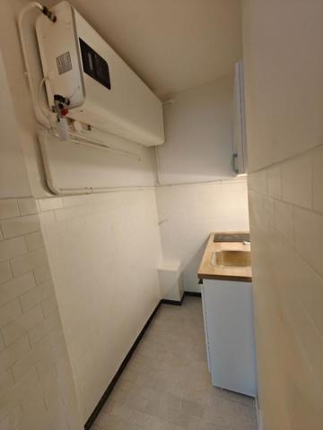 Studio 20m²  Balcon de 6m², DPE C , clim réversible ,  hyper centre , 2ieme etage, parquet, balcon , rénové