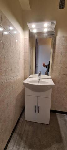 Studio 20m²  Balcon de 6m², DPE C , clim réversible ,  hyper centre , 2ieme etage, parquet, balcon , rénové