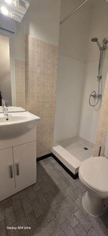 Studio 20m²  Balcon de 6m², DPE C , clim réversible ,  hyper centre , 2ieme etage, parquet, balcon , rénové