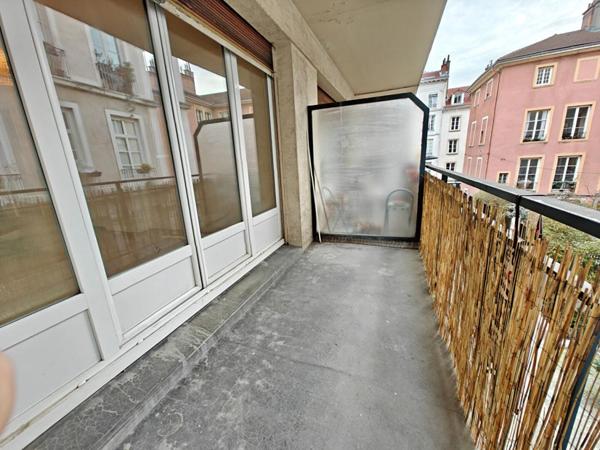 Studio 20m²  Balcon de 6m², DPE C , clim réversible ,  hyper centre , 2ieme etage, parquet, balcon , rénové