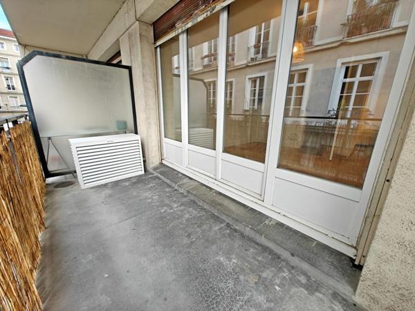 Studio 20m²  Balcon de 6m², DPE C , clim réversible ,  hyper centre , 2ieme etage, parquet, balcon , rénové