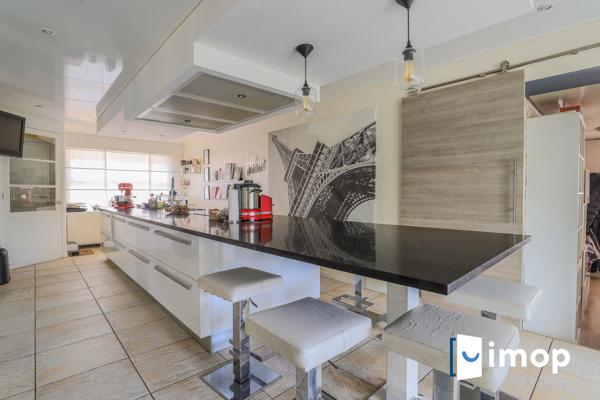 Belle maison avec extérieur