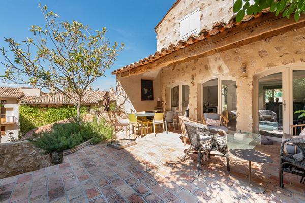 L’Art de Vivre au Coeur du Village : Ensemble Unique à Moustiers-Sainte-Marie