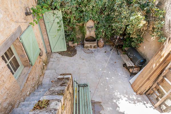 L’Art de Vivre au Coeur du Village : Ensemble Unique à Moustiers-Sainte-Marie