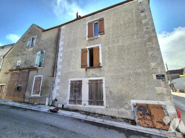 Maison et grange divisées en trois appartements à rénover avec trois entrées séparatives et tro...