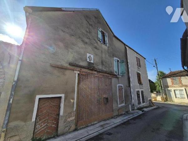 Maison et grange divisées en trois appartements à rénover avec trois entrées séparatives et tro...