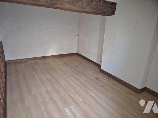 Maison et grange divisées en trois appartements à rénover avec trois entrées séparatives et tro...