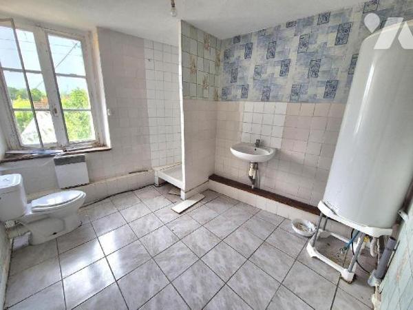 Maison et grange divisées en trois appartements à rénover avec trois entrées séparatives et tro...