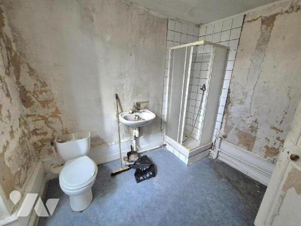 Maison et grange divisées en trois appartements à rénover avec trois entrées séparatives et tro...