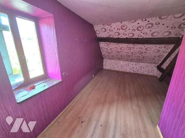 Maison et grange divisées en trois appartements à rénover avec trois entrées séparatives et tro...