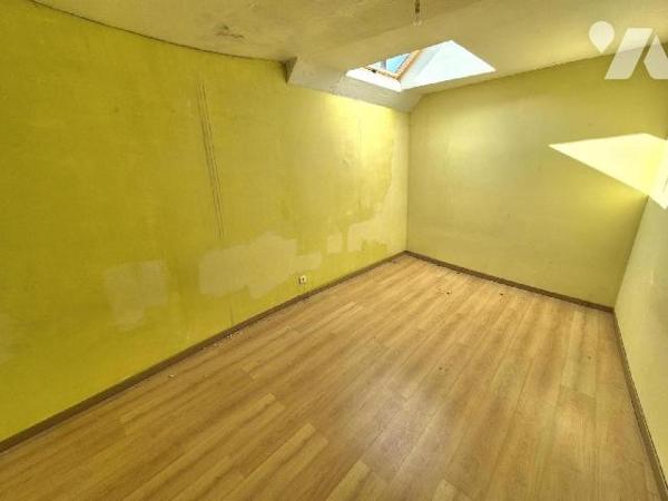 Maison et grange divisées en trois appartements à rénover avec trois entrées séparatives et tro...