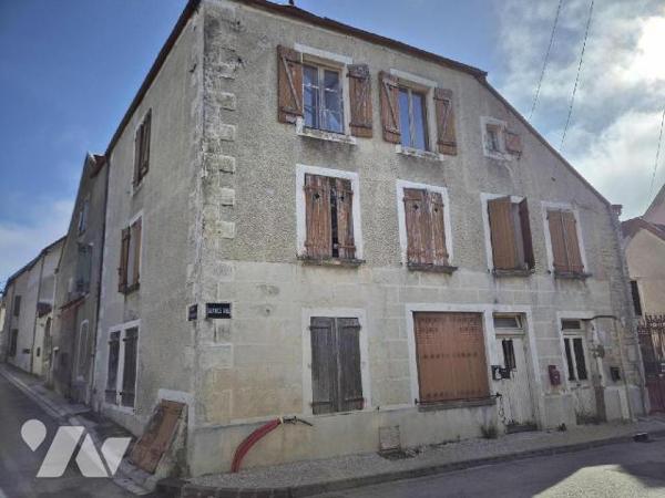 Maison et grange divisées en trois appartements à rénover avec trois entrées séparatives et tro...
