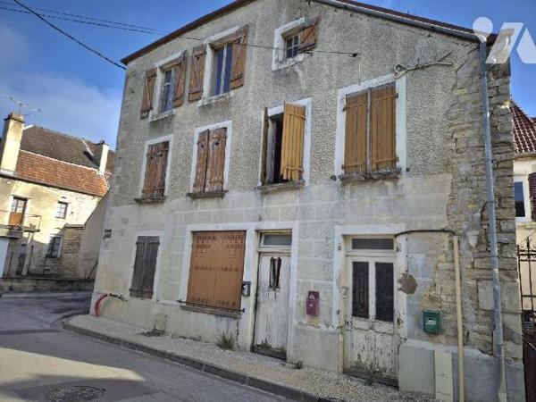 Maison et grange divisées en trois appartements à rénover avec trois entrées séparatives et tro...