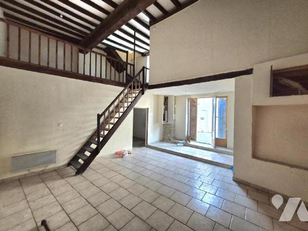 Maison et grange divisées en trois appartements à rénover avec trois entrées séparatives et tro...