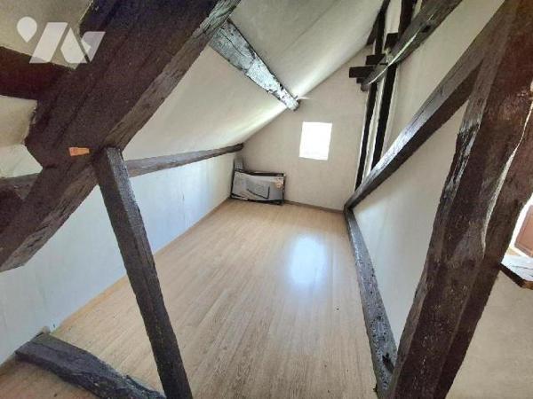 Maison et grange divisées en trois appartements à rénover avec trois entrées séparatives et tro...