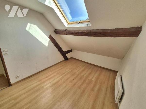 Maison et grange divisées en trois appartements à rénover avec trois entrées séparatives et tro...