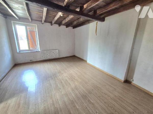 Maison et grange divisées en trois appartements à rénover avec trois entrées séparatives et tro...