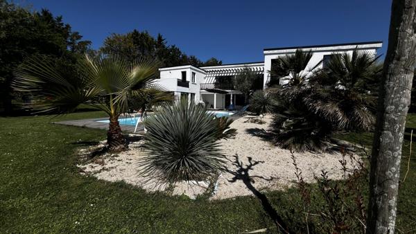 Propriété d’architecte signée Henri Zimmer, élégance californienne et matières nobles aux portes de l’Île de Ré