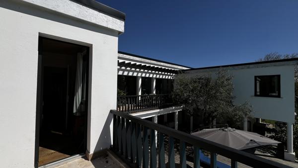 Propriété d’architecte signée Henri Zimmer, élégance californienne et matières nobles aux portes de l’Île de Ré