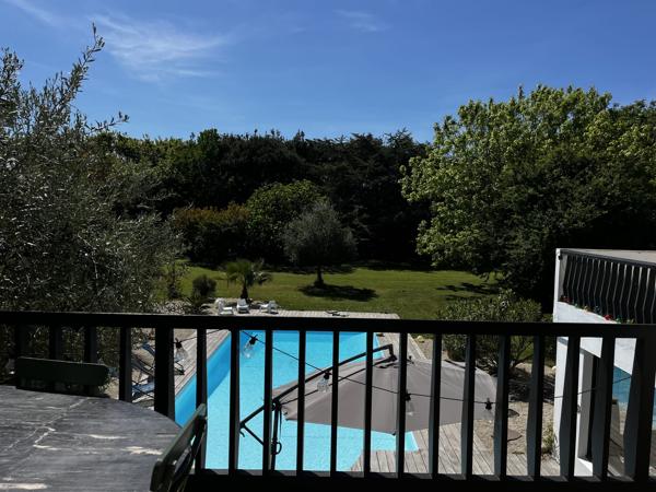 Propriété d’architecte signée Henri Zimmer, élégance californienne et matières nobles aux portes de l’Île de Ré