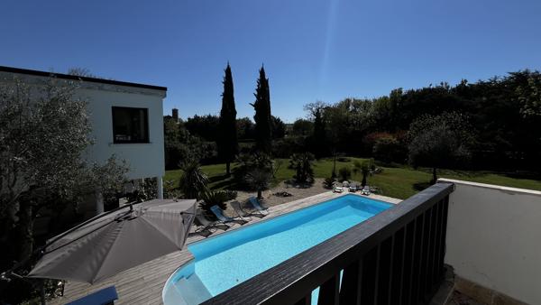 Propriété d’architecte signée Henri Zimmer, élégance californienne et matières nobles aux portes de l’Île de Ré