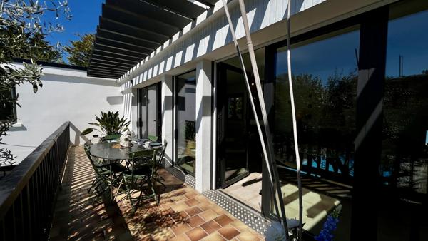 Propriété d’architecte signée Henri Zimmer, élégance californienne et matières nobles aux portes de l’Île de Ré