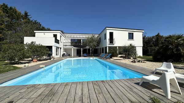 Propriété d’architecte signée Henri Zimmer, élégance californienne et matières nobles aux portes de l’Île de Ré