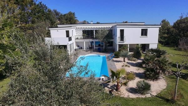 Propriété d’architecte signée Henri Zimmer, élégance californienne et matières nobles aux portes de l’Île de Ré