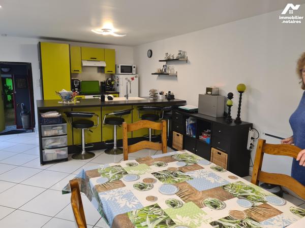 DOUDEVILLE, immeuble mixte libre, professionnel et habitation 3 chambres, accès indépendant,