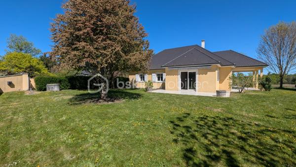 A la sortie de Soumoulou - Maison contemporaine - Quatre chambres - deux terrasses 

Cette contemporaine séduit dès le premier regard par ses espaces généreux et son agencement parfaitement pensé. 

Dès l'entrée, les rangements intégrés et le wc séparé donnent le ton : chaque détail a été réfléchi pour faciliter le quotidien.
Le grand espace de vie, baigné de lumière grâce à sa double exposition, s'ouvre naturellement sur deux terrasses dont une couverte, créant une continuité parfaite entre intérieur et extérieur. 

La cuisine entièrement équipée communique avec la buanderie, optimisant ainsi l'organisation de la maison. 
Le garage attenant, accessible directement depuis la buanderie et équipé d'une porte automatique, complète cet agencement.

L'espace nuit accueille quatre chambres aménagées de placards. La salle de bain, réunit baignoire, douche à l'italienne, meuble double vasque, sèche-serviettes et rangements. Un second wc indépendant dessert cette partie de la maison.
Côté performances, cette propriété affiche un classement énergétique A, avec un chauffage au sol alimenté par pompe à chaleur, un double vitrage et un assainissement aux normes. Les combles sont aménageables si le besoin d'agrandissement se fait sentir.

Le terrain, entièrement clos et sécurisé par un portail électrique, garantit intimité et tranquillité.
Une cadre rare pour qui recherche confort moderne, économies d'énergie et cadre de vie agréable aux portes de Pau.