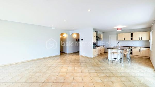 A la sortie de Soumoulou - Maison contemporaine - Quatre chambres - deux terrasses 

Cette contemporaine séduit dès le premier regard par ses espaces généreux et son agencement parfaitement pensé. 

Dès l'entrée, les rangements intégrés et le wc séparé donnent le ton : chaque détail a été réfléchi pour faciliter le quotidien.
Le grand espace de vie, baigné de lumière grâce à sa double exposition, s'ouvre naturellement sur deux terrasses dont une couverte, créant une continuité parfaite entre intérieur et extérieur. 

La cuisine entièrement équipée communique avec la buanderie, optimisant ainsi l'organisation de la maison. 
Le garage attenant, accessible directement depuis la buanderie et équipé d'une porte automatique, complète cet agencement.

L'espace nuit accueille quatre chambres aménagées de placards. La salle de bain, réunit baignoire, douche à l'italienne, meuble double vasque, sèche-serviettes et rangements. Un second wc indépendant dessert cette partie de la maison.
Côté performances, cette propriété affiche un classement énergétique A, avec un chauffage au sol alimenté par pompe à chaleur, un double vitrage et un assainissement aux normes. Les combles sont aménageables si le besoin d'agrandissement se fait sentir.

Le terrain, entièrement clos et sécurisé par un portail électrique, garantit intimité et tranquillité.
Une cadre rare pour qui recherche confort moderne, économies d'énergie et cadre de vie agréable aux portes de Pau.