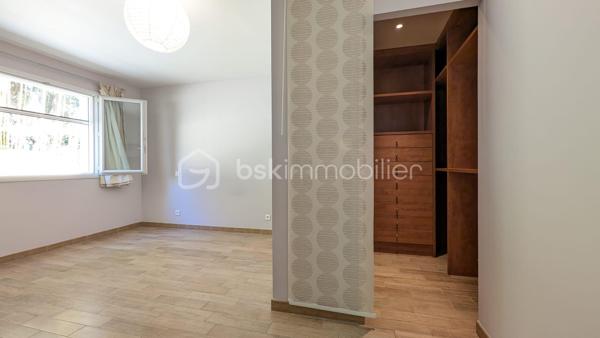 A la sortie de Soumoulou - Maison contemporaine - Quatre chambres - deux terrasses 

Cette contemporaine séduit dès le premier regard par ses espaces généreux et son agencement parfaitement pensé. 

Dès l'entrée, les rangements intégrés et le wc séparé donnent le ton : chaque détail a été réfléchi pour faciliter le quotidien.
Le grand espace de vie, baigné de lumière grâce à sa double exposition, s'ouvre naturellement sur deux terrasses dont une couverte, créant une continuité parfaite entre intérieur et extérieur. 

La cuisine entièrement équipée communique avec la buanderie, optimisant ainsi l'organisation de la maison. 
Le garage attenant, accessible directement depuis la buanderie et équipé d'une porte automatique, complète cet agencement.

L'espace nuit accueille quatre chambres aménagées de placards. La salle de bain, réunit baignoire, douche à l'italienne, meuble double vasque, sèche-serviettes et rangements. Un second wc indépendant dessert cette partie de la maison.
Côté performances, cette propriété affiche un classement énergétique A, avec un chauffage au sol alimenté par pompe à chaleur, un double vitrage et un assainissement aux normes. Les combles sont aménageables si le besoin d'agrandissement se fait sentir.

Le terrain, entièrement clos et sécurisé par un portail électrique, garantit intimité et tranquillité.
Une cadre rare pour qui recherche confort moderne, économies d'énergie et cadre de vie agréable aux portes de Pau.