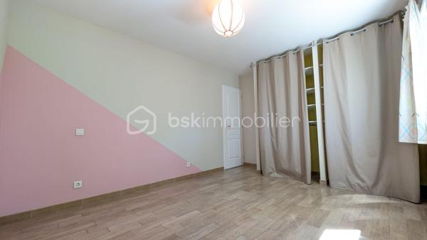 A la sortie de Soumoulou - Maison contemporaine - Quatre chambres - deux terrasses 

Cette contemporaine séduit dès le premier regard par ses espaces généreux et son agencement parfaitement pensé. 

Dès l'entrée, les rangements intégrés et le wc séparé donnent le ton : chaque détail a été réfléchi pour faciliter le quotidien.
Le grand espace de vie, baigné de lumière grâce à sa double exposition, s'ouvre naturellement sur deux terrasses dont une couverte, créant une continuité parfaite entre intérieur et extérieur. 

La cuisine entièrement équipée communique avec la buanderie, optimisant ainsi l'organisation de la maison. 
Le garage attenant, accessible directement depuis la buanderie et équipé d'une porte automatique, complète cet agencement.

L'espace nuit accueille quatre chambres aménagées de placards. La salle de bain, réunit baignoire, douche à l'italienne, meuble double vasque, sèche-serviettes et rangements. Un second wc indépendant dessert cette partie de la maison.
Côté performances, cette propriété affiche un classement énergétique A, avec un chauffage au sol alimenté par pompe à chaleur, un double vitrage et un assainissement aux normes. Les combles sont aménageables si le besoin d'agrandissement se fait sentir.

Le terrain, entièrement clos et sécurisé par un portail électrique, garantit intimité et tranquillité.
Une cadre rare pour qui recherche confort moderne, économies d'énergie et cadre de vie agréable aux portes de Pau.
