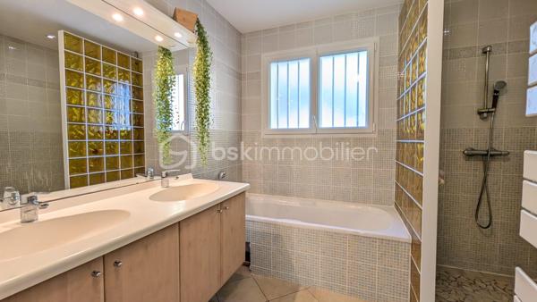 A la sortie de Soumoulou - Maison contemporaine - Quatre chambres - deux terrasses 

Cette contemporaine séduit dès le premier regard par ses espaces généreux et son agencement parfaitement pensé. 

Dès l'entrée, les rangements intégrés et le wc séparé donnent le ton : chaque détail a été réfléchi pour faciliter le quotidien.
Le grand espace de vie, baigné de lumière grâce à sa double exposition, s'ouvre naturellement sur deux terrasses dont une couverte, créant une continuité parfaite entre intérieur et extérieur. 

La cuisine entièrement équipée communique avec la buanderie, optimisant ainsi l'organisation de la maison. 
Le garage attenant, accessible directement depuis la buanderie et équipé d'une porte automatique, complète cet agencement.

L'espace nuit accueille quatre chambres aménagées de placards. La salle de bain, réunit baignoire, douche à l'italienne, meuble double vasque, sèche-serviettes et rangements. Un second wc indépendant dessert cette partie de la maison.
Côté performances, cette propriété affiche un classement énergétique A, avec un chauffage au sol alimenté par pompe à chaleur, un double vitrage et un assainissement aux normes. Les combles sont aménageables si le besoin d'agrandissement se fait sentir.

Le terrain, entièrement clos et sécurisé par un portail électrique, garantit intimité et tranquillité.
Une cadre rare pour qui recherche confort moderne, économies d'énergie et cadre de vie agréable aux portes de Pau.