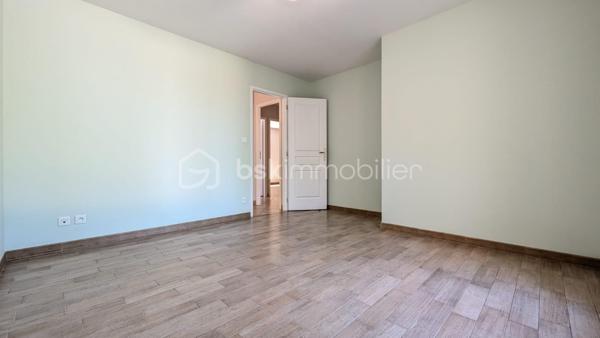 A la sortie de Soumoulou - Maison contemporaine - Quatre chambres - deux terrasses 

Cette contemporaine séduit dès le premier regard par ses espaces généreux et son agencement parfaitement pensé. 

Dès l'entrée, les rangements intégrés et le wc séparé donnent le ton : chaque détail a été réfléchi pour faciliter le quotidien.
Le grand espace de vie, baigné de lumière grâce à sa double exposition, s'ouvre naturellement sur deux terrasses dont une couverte, créant une continuité parfaite entre intérieur et extérieur. 

La cuisine entièrement équipée communique avec la buanderie, optimisant ainsi l'organisation de la maison. 
Le garage attenant, accessible directement depuis la buanderie et équipé d'une porte automatique, complète cet agencement.

L'espace nuit accueille quatre chambres aménagées de placards. La salle de bain, réunit baignoire, douche à l'italienne, meuble double vasque, sèche-serviettes et rangements. Un second wc indépendant dessert cette partie de la maison.
Côté performances, cette propriété affiche un classement énergétique A, avec un chauffage au sol alimenté par pompe à chaleur, un double vitrage et un assainissement aux normes. Les combles sont aménageables si le besoin d'agrandissement se fait sentir.

Le terrain, entièrement clos et sécurisé par un portail électrique, garantit intimité et tranquillité.
Une cadre rare pour qui recherche confort moderne, économies d'énergie et cadre de vie agréable aux portes de Pau.