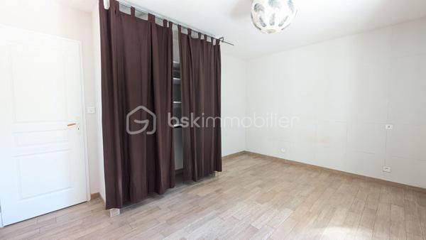 A la sortie de Soumoulou - Maison contemporaine - Quatre chambres - deux terrasses 

Cette contemporaine séduit dès le premier regard par ses espaces généreux et son agencement parfaitement pensé. 

Dès l'entrée, les rangements intégrés et le wc séparé donnent le ton : chaque détail a été réfléchi pour faciliter le quotidien.
Le grand espace de vie, baigné de lumière grâce à sa double exposition, s'ouvre naturellement sur deux terrasses dont une couverte, créant une continuité parfaite entre intérieur et extérieur. 

La cuisine entièrement équipée communique avec la buanderie, optimisant ainsi l'organisation de la maison. 
Le garage attenant, accessible directement depuis la buanderie et équipé d'une porte automatique, complète cet agencement.

L'espace nuit accueille quatre chambres aménagées de placards. La salle de bain, réunit baignoire, douche à l'italienne, meuble double vasque, sèche-serviettes et rangements. Un second wc indépendant dessert cette partie de la maison.
Côté performances, cette propriété affiche un classement énergétique A, avec un chauffage au sol alimenté par pompe à chaleur, un double vitrage et un assainissement aux normes. Les combles sont aménageables si le besoin d'agrandissement se fait sentir.

Le terrain, entièrement clos et sécurisé par un portail électrique, garantit intimité et tranquillité.
Une cadre rare pour qui recherche confort moderne, économies d'énergie et cadre de vie agréable aux portes de Pau.