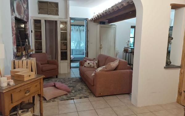 Immeuble à vendre    7 pièces •  Nîmes