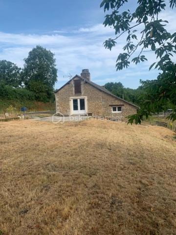 Maison proche de  Bais. Située entre Saint-Thomas de Courceriers et Saint Pierre, venez découvrir cette maison.

Pour un total de près de 80m² sur terrain arboré en limite auditive de la rivière.

Cette maison contenant une cuisine, une salle de bain , 2 chambres, un salon, un wc et un  espace à l'étage pouvant servir de salle de jeux ou de petite chambre. En bonus vous y découvrirez un petit loft et une terrasse surélevée.

Pas entièrement rénovée, avec de beaux volumes et un joli potentiel, venez découvrir cette maison qui retient l'attention de part son environnement et son charme.

DPE en cours.

Plus de photos et informations sur demandes.