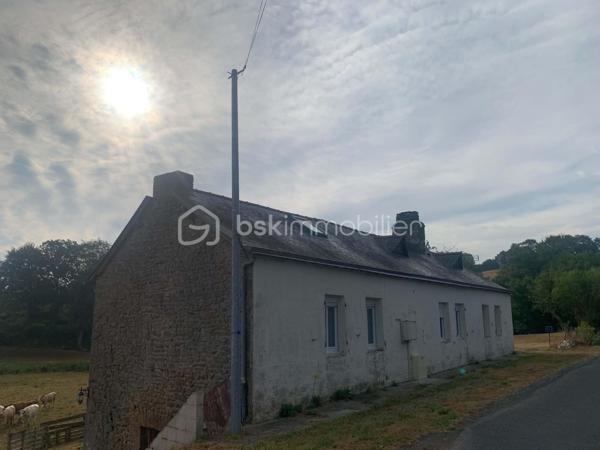 Maison proche de  Bais. Située entre Saint-Thomas de Courceriers et Saint Pierre, venez découvrir cette maison.

Pour un total de près de 80m² sur terrain arboré en limite auditive de la rivière.

Cette maison contenant une cuisine, une salle de bain , 2 chambres, un salon, un wc et un  espace à l'étage pouvant servir de salle de jeux ou de petite chambre. En bonus vous y découvrirez un petit loft et une terrasse surélevée.

Pas entièrement rénovée, avec de beaux volumes et un joli potentiel, venez découvrir cette maison qui retient l'attention de part son environnement et son charme.

DPE en cours.

Plus de photos et informations sur demandes.