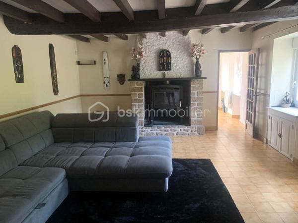 Maison proche de  Bais. Située entre Saint-Thomas de Courceriers et Saint Pierre, venez découvrir cette maison.

Pour un total de près de 80m² sur terrain arboré en limite auditive de la rivière.

Cette maison contenant une cuisine, une salle de bain , 2 chambres, un salon, un wc et un  espace à l'étage pouvant servir de salle de jeux ou de petite chambre. En bonus vous y découvrirez un petit loft et une terrasse surélevée.

Pas entièrement rénovée, avec de beaux volumes et un joli potentiel, venez découvrir cette maison qui retient l'attention de part son environnement et son charme.

DPE en cours.

Plus de photos et informations sur demandes.