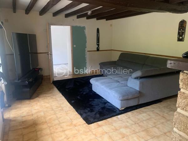 Maison proche de  Bais. Située entre Saint-Thomas de Courceriers et Saint Pierre, venez découvrir cette maison.

Pour un total de près de 80m² sur terrain arboré en limite auditive de la rivière.

Cette maison contenant une cuisine, une salle de bain , 2 chambres, un salon, un wc et un  espace à l'étage pouvant servir de salle de jeux ou de petite chambre. En bonus vous y découvrirez un petit loft et une terrasse surélevée.

Pas entièrement rénovée, avec de beaux volumes et un joli potentiel, venez découvrir cette maison qui retient l'attention de part son environnement et son charme.

DPE en cours.

Plus de photos et informations sur demandes.