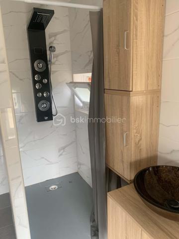 Maison proche de  Bais. Située entre Saint-Thomas de Courceriers et Saint Pierre, venez découvrir cette maison.

Pour un total de près de 80m² sur terrain arboré en limite auditive de la rivière.

Cette maison contenant une cuisine, une salle de bain , 2 chambres, un salon, un wc et un  espace à l'étage pouvant servir de salle de jeux ou de petite chambre. En bonus vous y découvrirez un petit loft et une terrasse surélevée.

Pas entièrement rénovée, avec de beaux volumes et un joli potentiel, venez découvrir cette maison qui retient l'attention de part son environnement et son charme.

DPE en cours.

Plus de photos et informations sur demandes.