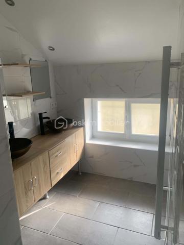Maison proche de  Bais. Située entre Saint-Thomas de Courceriers et Saint Pierre, venez découvrir cette maison.

Pour un total de près de 80m² sur terrain arboré en limite auditive de la rivière.

Cette maison contenant une cuisine, une salle de bain , 2 chambres, un salon, un wc et un  espace à l'étage pouvant servir de salle de jeux ou de petite chambre. En bonus vous y découvrirez un petit loft et une terrasse surélevée.

Pas entièrement rénovée, avec de beaux volumes et un joli potentiel, venez découvrir cette maison qui retient l'attention de part son environnement et son charme.

DPE en cours.

Plus de photos et informations sur demandes.