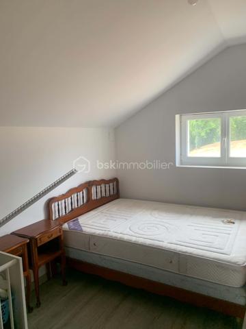 Maison proche de  Bais. Située entre Saint-Thomas de Courceriers et Saint Pierre, venez découvrir cette maison.

Pour un total de près de 80m² sur terrain arboré en limite auditive de la rivière.

Cette maison contenant une cuisine, une salle de bain , 2 chambres, un salon, un wc et un  espace à l'étage pouvant servir de salle de jeux ou de petite chambre. En bonus vous y découvrirez un petit loft et une terrasse surélevée.

Pas entièrement rénovée, avec de beaux volumes et un joli potentiel, venez découvrir cette maison qui retient l'attention de part son environnement et son charme.

DPE en cours.

Plus de photos et informations sur demandes.
