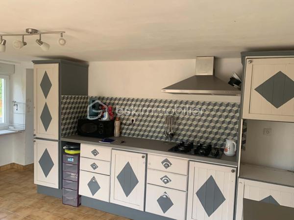 Maison proche de  Bais. Située entre Saint-Thomas de Courceriers et Saint Pierre, venez découvrir cette maison.

Pour un total de près de 80m² sur terrain arboré en limite auditive de la rivière.

Cette maison contenant une cuisine, une salle de bain , 2 chambres, un salon, un wc et un  espace à l'étage pouvant servir de salle de jeux ou de petite chambre. En bonus vous y découvrirez un petit loft et une terrasse surélevée.

Pas entièrement rénovée, avec de beaux volumes et un joli potentiel, venez découvrir cette maison qui retient l'attention de part son environnement et son charme.

DPE en cours.

Plus de photos et informations sur demandes.