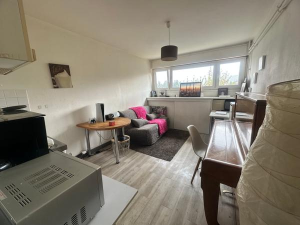 Studio vendu loué dans une résidence de standing avec piscine